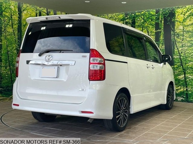 Toyota Noah 2012