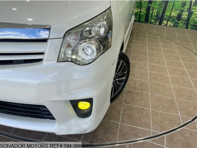 Toyota Noah 2012